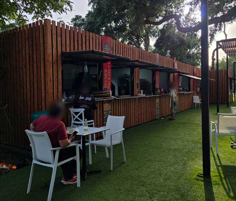 Rangée de kiosques MZL avec comptoirs et terrasse
