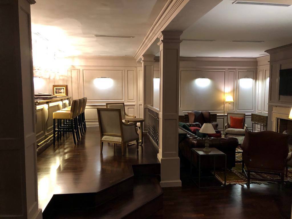 Espace lounge avec moulures et parquet