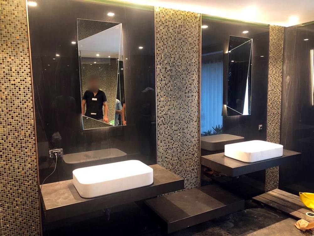 Salle de bain en mosaïque et vasques suspendues