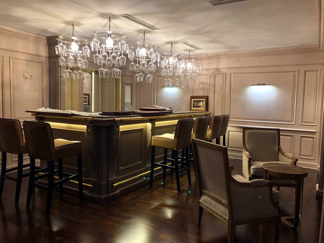 Bar lounge avec boiseries et éclairage intégré