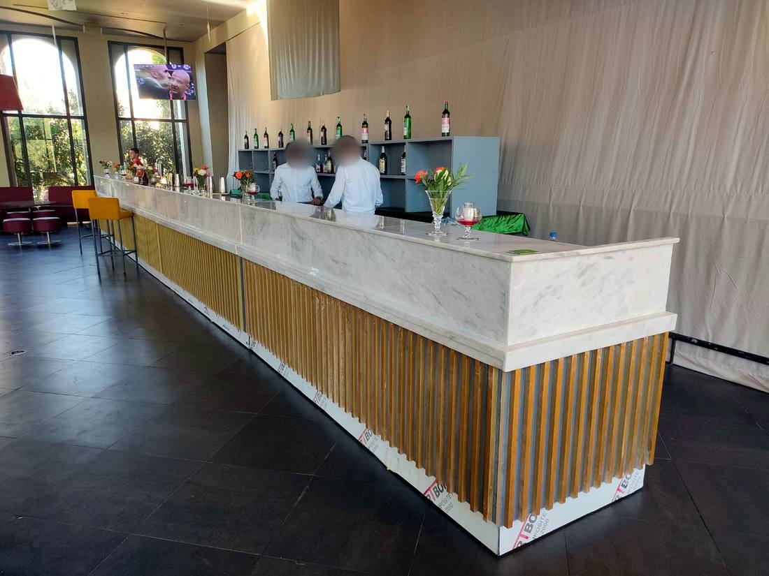 Comptoir de bar en marbre et tasseaux bois