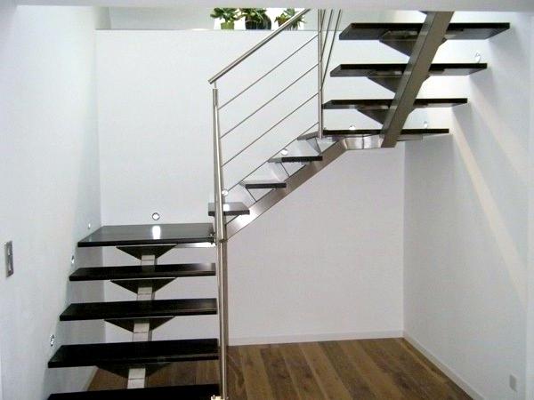 Escalier à marches suspendues