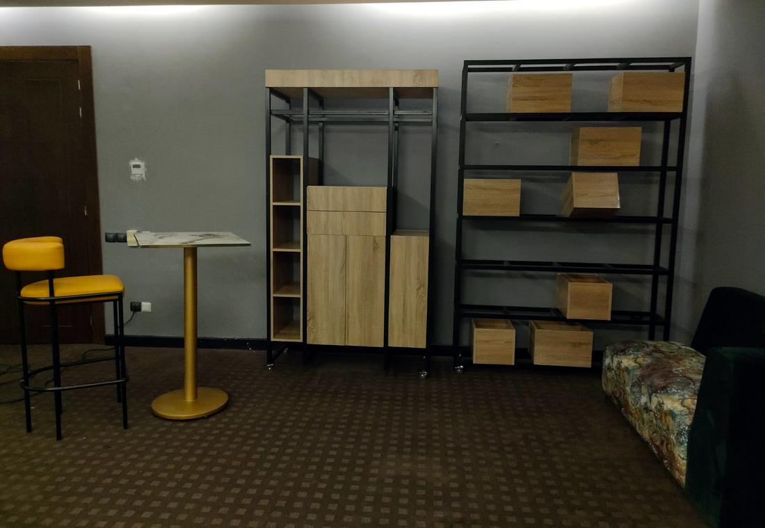 Agencement de boutique, présentoirs bois et métal