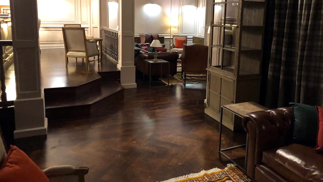 Salon au sol en parquet point de Hongrie réalisé par MZL
