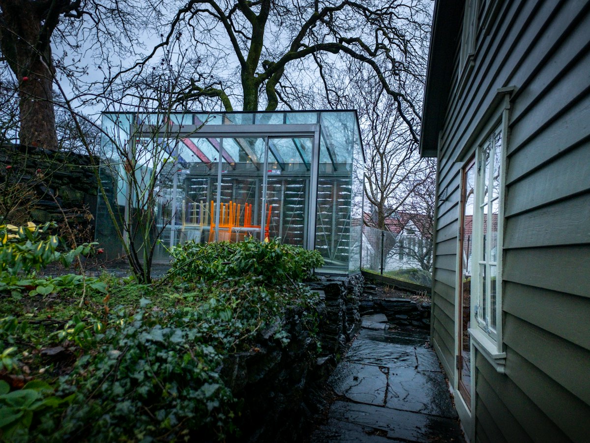 Véranda vitrée dans un jardin